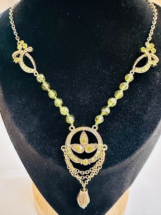 Jewelry - Vintage Style Green Crystal Statement Necklace